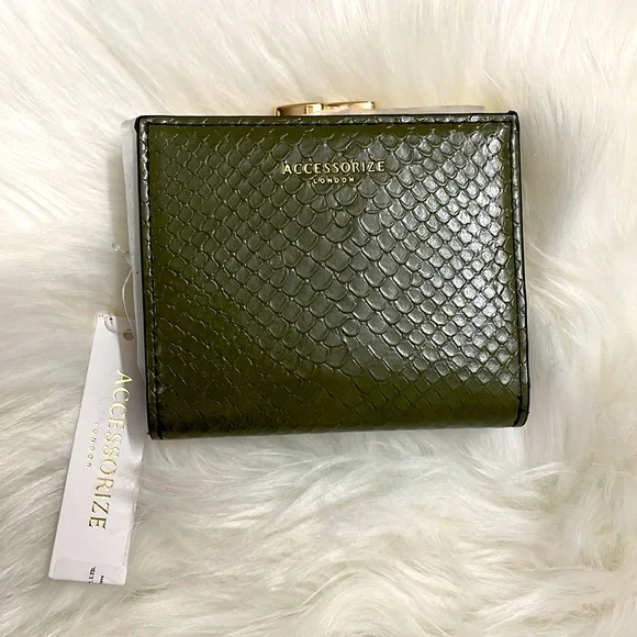 Accessorize London
Women's Faux Leather Clip
Frame Bella Wallet - olive | NWT - Picture 7 of 15